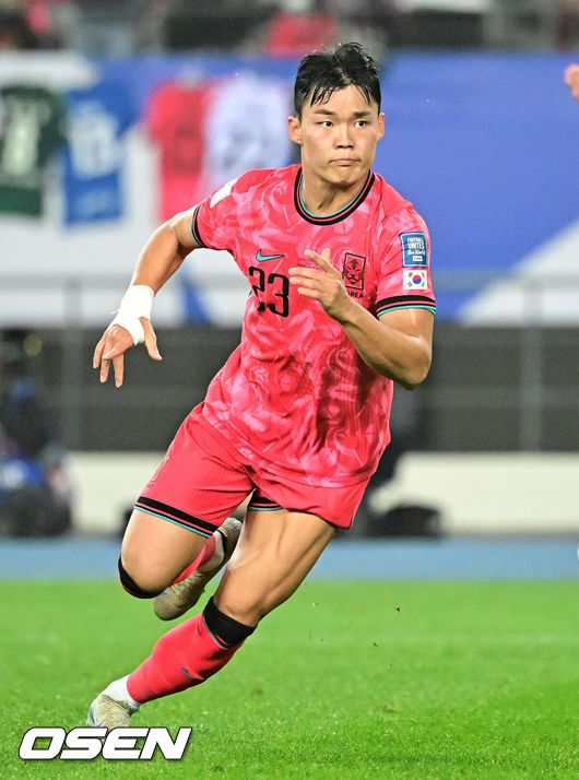 [OSEN=상암, 조은정 기자]서울월드컵경기장이 화려한 골 폭죽으로 물들었다. 홍명보호가 월드컵 예선 마지막 경기에서 팬들에게 시원한 대승을 선물했다.홍명보 감독이 이끄는 대한민국 축구대표팀은 10일 오후 8시 서울월드컵경기장에서 열린 2026 국제축구연맹(FIFA) 북중미 월드컵 아시아 3차 예선 조별리그 B조 10차전 최종전에서 쿠웨이트를 4-0으로 격파했다.후반 한국 오현규가 팀의 세 번째 골을 넣은 뒤 기뻐하고 있다. 2025.06.10 /cej@osen.co.kr