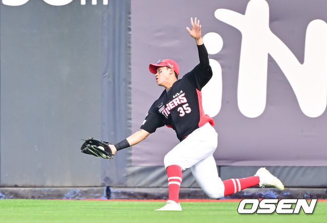 KIA 외야수 김석환이 타구를 건져내고 있다./OSEN DB