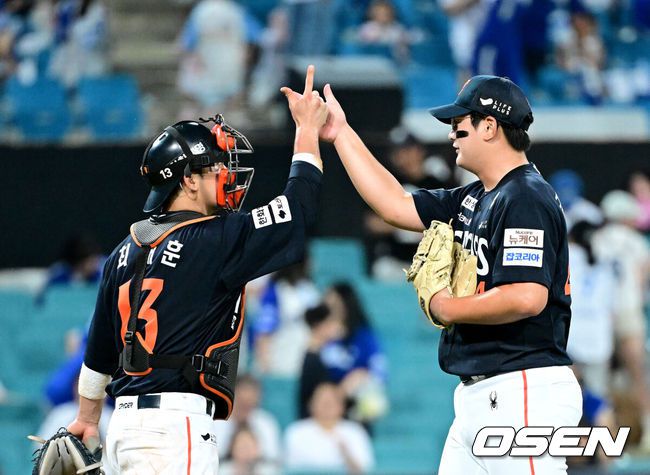 [OSEN=대구, 최규한 기자] 프로야구 한화 이글스가 선발 문동주의 호투와 타선의 응집력이 빛나며 삼성을 잡아냈다.한화는 6일 대구삼성라이온즈파크에서 열린 삼성 라이온즈와의 방문 경기에서 7-4로 승리했다. 이날 승리로 한화는 지난달 대전 홈 3연전 싹쓸이 패배의 악몽을 씻어내며 분위기 반전에 성공했다. 경기를 마치고 세이브를 거둔 한화 투수 김서현과 포수 최재훈이 기뻐하고 있다. 2025.09.06 / dreamer@osen.co.kr