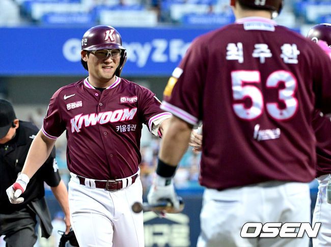 [OSEN=대구, 최규한 기자] 5일 대구삼성라이온즈파크에서 ‘2025 신한 SOL Bank KBO리그’ 삼성 라이온즈와 키움 히어로즈의 경기가 열렸다.홈팀 삼성은 최원태, 방문팀 키움은 정현우를 선발로 내세웠다.1회초 1사 주자없는 상황 키움 임지열이 선제 좌월 솔로포를 날리고 홈을 밟으며 기뻐하고 있다. 2025.09.05 / dreamer@osen.co.kr