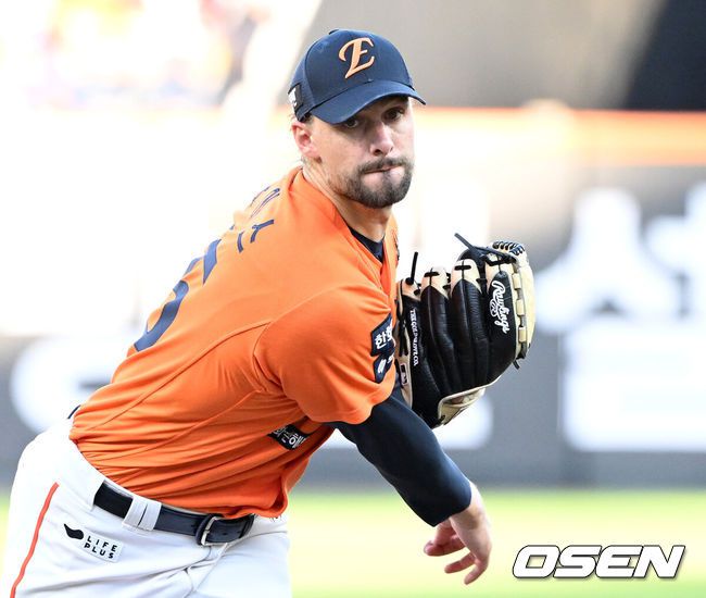 [OSEN=대전, 이대선 기자] 24일 오후 대전 한화생명볼파크에서 2025 신한 SOL Bank KBO리그 한화 이글스와 SSG 랜더스의 경기가 열렸다.한화는 와이스, SSG은 송영진을 선발로 내세웠다.1회초 무사에서 한화 선발투수 와이스가 역투하고 있다. 2025.08.24 /sunday@osen.co.kr