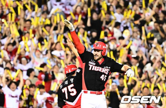 [OSEN=잠실, 지형준 기자] 16일 서울 잠실구장에서 ‘2025 신한 SOL Bank KBO리그’ 두산 베어스와 KIA 타이거즈의 경기가 열렸다.두산은 최승용, KIA는 이의리를 선발로 내세웠다.9회말 1사에서 KIA 위즈덤이 동점 좌월 솔로포를 날리며 기뻐하고 있다. 2025.08.16. / jpnews@osen.co.kr
