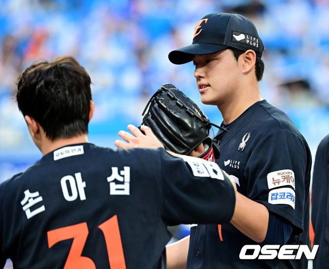 [OSEN=대구, 최규한 기자] 6일 대구삼성라이온즈파크에서 ‘2025 신한 SOL Bank KBO리그’ 삼성 라이온즈와 한화 이글스의 경기가 열렸다.홈팀 삼성은 이승현, 방문팀 한화는 문동주를 선발로 내세웠다.4회말 삼성 공격을 무실점으로 막아낸 한화 선발 문동주가 더그아웃으로 향하며 동료들과 인사를 나누고 있다. 2025.09.06 / dreamer@osen.co.kr