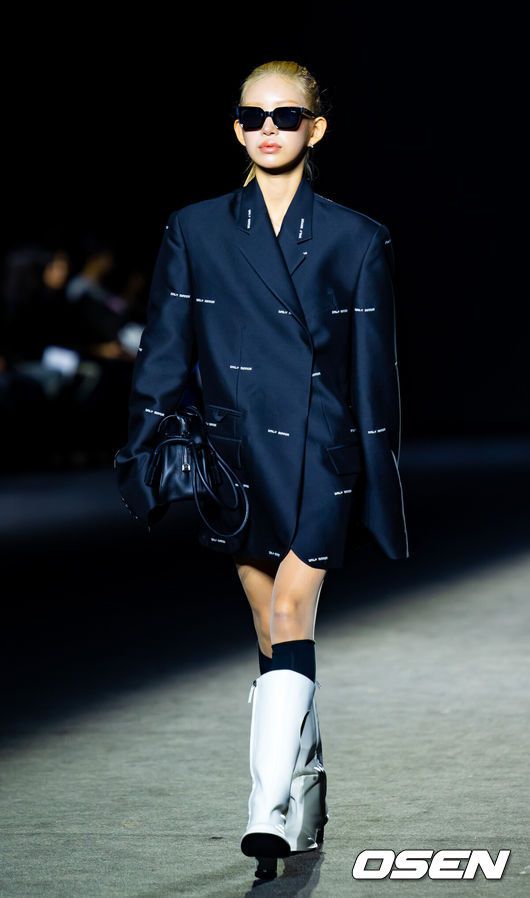 [OSEN=민경훈 기자] 7일 서울 중구 동대문디자인플라자(DDP)에서 ‘2026 S/S 서울패션위크’ 포토월 행사가 열렸다.‘2026 S/S 서울패션위크’는 동대문디자인플라자(DDP) 등 서울 전역에서 7일까지 펼쳐진다.모델 겸 인플루언서 최준희가 런웨이를 걷고 있다. 2025.09.07 / rumi@osen.co.kr