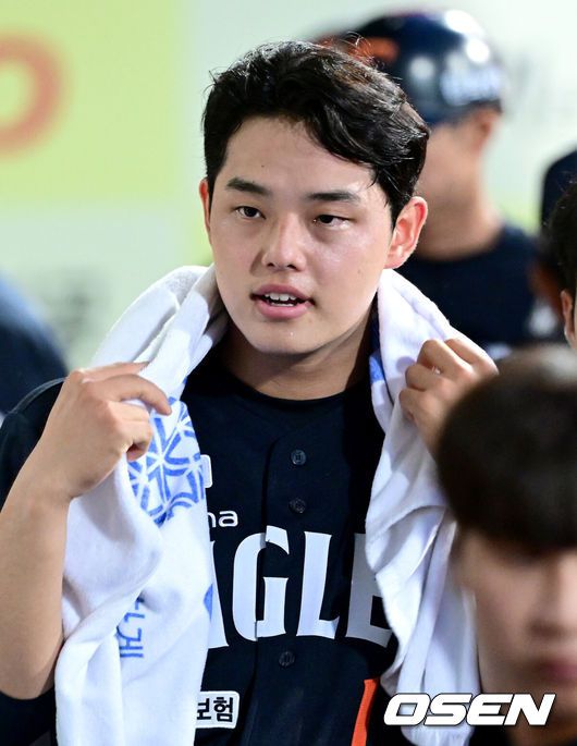 [OSEN=대구, 최규한 기자] 6일 대구삼성라이온즈파크에서 ‘2025 신한 SOL Bank KBO리그’ 삼성 라이온즈와 한화 이글스의 경기가 열렸다.홈팀 삼성은 이승현, 방문팀 한화는 문동주를 선발로 내세웠다.6회말 삼성 공격을 무실점으로 막아낸 한화 선발 문동주가 더그아웃에서 땀을 닦고 있다. 2025.09.06 / dreamer@osen.co.kr