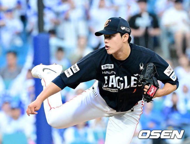 [OSEN=대구, 최규한 기자] 6일 대구삼성라이온즈파크에서 ‘2025 신한 SOL Bank KBO리그’ 삼성 라이온즈와 한화 이글스의 경기가 열렸다.홈팀 삼성은 이승현, 방문팀 한화는 문동주를 선발로 내세웠다.4회말 한화 선발 문동주가 힘차게 공을 뿌리고 있다. 2025.09.06 / dreamer@osen.co.kr