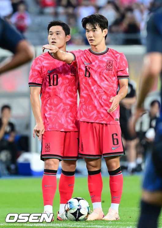 [OSEN=최규한 기자] A대표팀 이동경-김진규. 2025.07.15 / dreamer@osen.co.kr