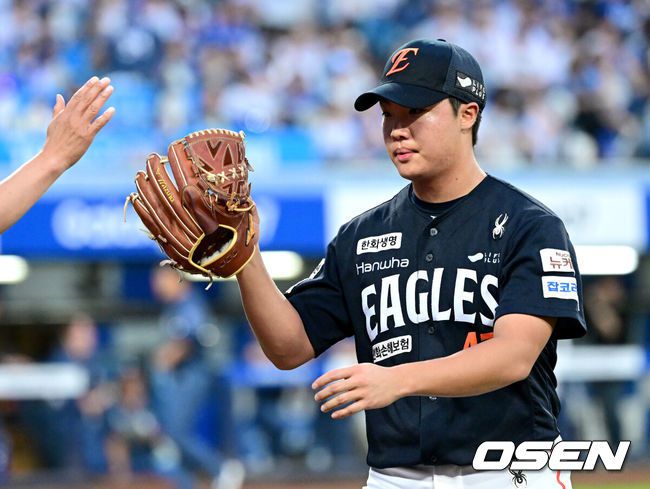 [OSEN=대구, 최규한 기자] 7일 대구삼성라이온즈파크에서 ‘2025 신한 SOL Bank KBO리그’ 삼성 라이온즈와 한화 이글스의 경기가 열렸다.홈팀 삼성은 원태인, 방문팀 한화는 황준서를 선발로 내세웠다.5회말 2사 1, 3루 상황 삼성 구자욱을 삼진으로 이끌며 실점없이 이닝을 마무리지은 한화 투수 정우주가 더그아웃으로 향하고 있다. 2025.09.06 / dreamer@osen.co.kr