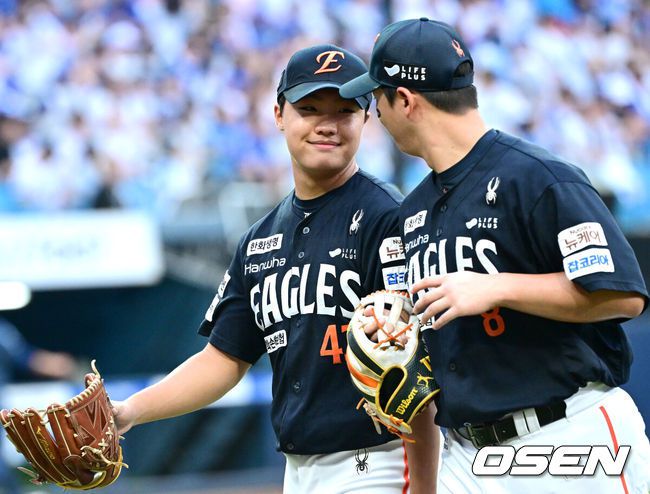 [OSEN=대구, 최규한 기자] 7일 대구삼성라이온즈파크에서 ‘2025 신한 SOL Bank KBO리그’ 삼성 라이온즈와 한화 이글스의 경기가 열렸다.홈팀 삼성은 원태인, 방문팀 한화는 황준서를 선발로 내세웠다.4회말 삼성 공격을 삼자범퇴로 막아낸 한화 투수 정우주가 더그아웃으로 향하며 노시환과 대화를 나누고 있다. 2025.09.06 / dreamer@osen.co.kr