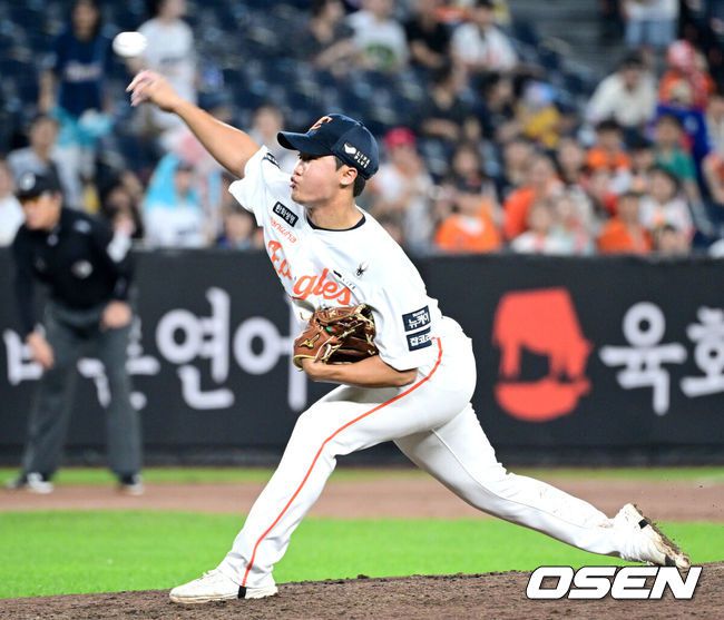 [OSEN=대전, 최규한 기자] 프로야구 한화 이글스 투수 코디 폰세가 KBO리그 역대 단일 시즌 최다 228탈삼진 신기록을 세웠다. 불펜 난조로 폰세의 승리는날아갔지만경기는 한화가 끝내기로 이겼다.한화는 3일 대전 한화생명볼파크에서 치러진 2025 신한 SOL Bank KBO리그 NC 다이노스와의 홈경기를 6-5 끝내기 승리로 장식했다.폰세가 6이닝 8탈삼진 3실점으로 막고 KBO리그 역대 단일 시즌 최다 228탈삼진 기록을 세운 가운데 연장 10회말 황영묵의 끝내기가 터졌다.연장 10회초 한화 투수 정우주가 힘차게 공을 뿌리고 있다. 2025.09.03 / dreamer@osen.co.kr