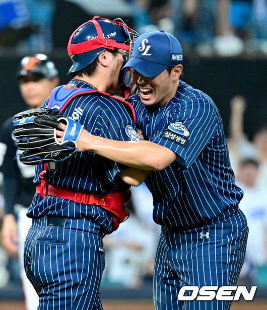 [OSEN=대구, 최규한 기자] 프로야구 삼성 라이온즈가 한화 이글스를 꺾고 전날 패배를 설욕했다.삼성은 7일 대구삼성라이온즈파크에서 열린 한화와의 홈경기에서 4-3으로 승리했다. 이로써 삼성은 지난 6일 한화에 4-7로 덜미를 잡힌 아쉬움을 씻어냈다. 삼성 강민호는 프로야구 역대 포수 최초로 개인 통산 350홈런 시대를 열었고 김재윤은 개인 통산 190세이브를 달성했다.경기를 마무리지은 삼성 투수 김재윤과 포수 강민호가 기뻐하고 있다. 2025.09.06 / dreamer@osen.co.kr