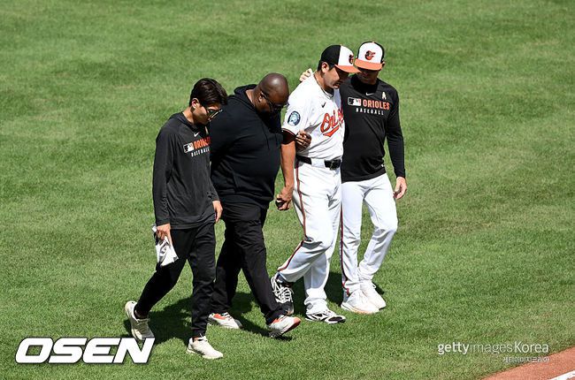 [사진] 볼티모어 스가노 도모유키가 4회 김혜성의 타구에 오른발을 맞은 뒤 부상으로 교체되고 있다. ⓒGettyimages(무단전재 및 재배포 금지)