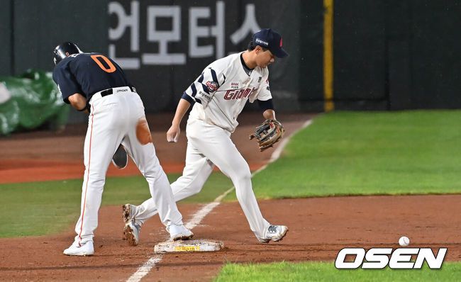 [OSEN=부산, 이석우 기자] 9일 부산 사직야구장에서 2025 신한 SOL 뱅크 KBO 리그 롯데 자이언츠와 한화 이글스의 경기가 열렸다. 홈팀 롯데는 박세웅이, 방문팀 한화는 와이스가 선발 출전했다.롯데 자이언츠 손호영이 3회초 1사 2루 한화 이글스 노시환의 유격수 앞 땅볼때 송구 실책으로 볼을 놓치고 있다. 2025.09.09 / foto0307@osen.co.kr