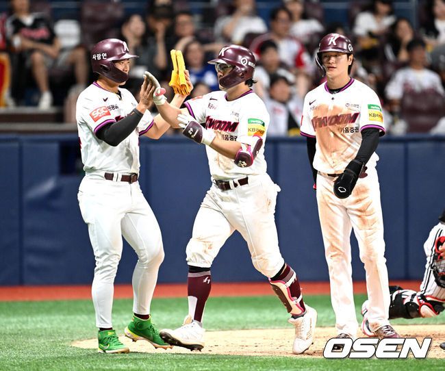 [OSEN=고척, 이대선 기자] 9일 오후 서울 고척스카이돔에서 2025 신한 SOL Bank KBO리그 키움 히어로즈와 LG 트윈스의 경기가 열렸다.키움은 알칸타라, LG는 톨허스트를 선발 투수로 내세웠다.4회말 1사 1,3루에서 키움 임지열이 우월 스리런 홈런을 치고 홈에서 환호하고 있다. 2025.09.09 /sunday@osen.co.kr
