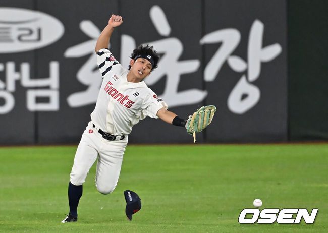 [OSEN=부산, 이석우 기자] 9일 부산 사직야구장에서 2025 신한 SOL 뱅크 KBO 리그 롯데 자이언츠와 한화 이글스의 경기가 열렸다. 홈팀 롯데는 박세웅이, 방문팀 한화는 와이스가 선발 출전했다.롯데 자이언츠 황성빈이 5회초 1사 3루 한화 이글스 문현빈의 타구를 놓치고 있다. 2025.09.09 / foto0307@osen.co.kr