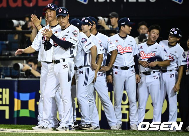 [OSEN=잠실, 조은정 기자]28일 오후 서울 잠실구장에서 ‘2025 신한 SOL Bank KBO리그’ 두산 베어스와 삼성 라이온즈의 경기에 앞서 삼성 투수 오승환의 은퇴투어 기념 행사가 열렸다.오승환은 지난 6일 은퇴를 선언했다. 21년 프로생활의 마침표를 찍는 오승환의 유니폼 배번21은 22(이만수) 10(양준혁) 36(이승엽)에 이어 구단 사상 4번째 영구결번으로 지정될 예정이다.두산 조성환 감독대행이 승리를 기뻐하고 있다. 2025.08.28 /cej@osen.co.kr