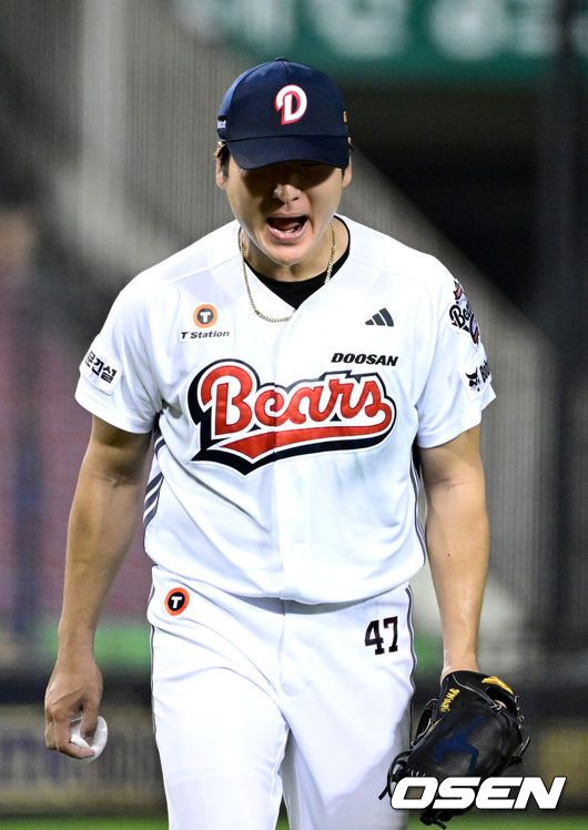 [OSEN=잠실, 최규한 기자] 14일 서울 잠실야구장에서 ‘2025 신한 SOL Bank KBO리그’ 두산 베어스와 NC 다이노스의 경기가 열렸다.홈팀 두산은 곽빈, 방문팀 NC는 라일리 톰슨을 선발로 내세웠다.5회초 무사 만루 상황 NC 이우성을 포수 파울플라이로 이끌며 실점없이 이닝을 마친 두산 선발 곽빈이 더그아웃으로 향하며 소리치고 있다. 2025.08.14 / dreamer@osen.co.kr