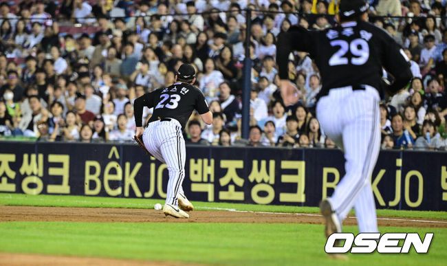 [OSEN=잠실, 조은정 기자]10일 오후 서울 잠실구장에서 ‘2025 신한 SOL Bank KBO리그’ 두산 베어스와 LG 트윈스의 경기가 열렸다.홈팀 두산은 콜어빈, 방문팀 LG는 손주영을 선발로 내세웠다.3회말 무사 2루 LG 오스틴이 두산 안재석의 땅볼에 포구실책을 범하며 출루를 허용하고 있다. 2025.09.10 /cej@osen.co.kr