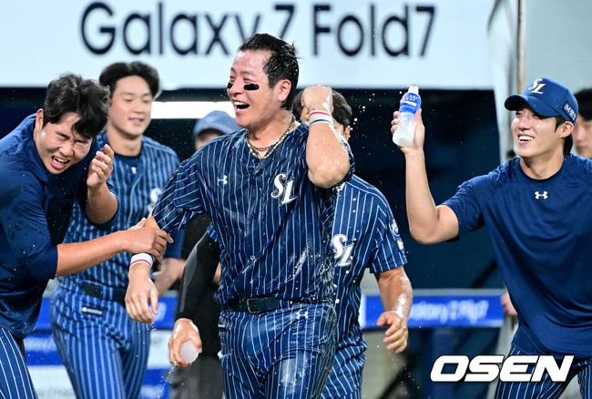 [OSEN=대구, 최규한 기자] 프로야구 삼성 라이온즈가 한화 이글스를 꺾고 전날 패배를 설욕했다.삼성은 7일 대구삼성라이온즈파크에서 열린 한화와의 홈경기에서 4-3으로 승리했다. 이로써 삼성은 지난 6일 한화에 4-7로 덜미를 잡힌 아쉬움을 씻어냈다. 삼성 강민호는 프로야구 역대 포수 최초로 개인 통산 350홈런 시대를 열었고 김재윤은 개인 통산 190세이브를 달성했다.  경기를 마치고 개인 통산 350홈런을 뽑아낸 삼성 강민호가 동료들의 물세례를 받고 있다. 2025.09.06 / dreamer@osen.co.kr