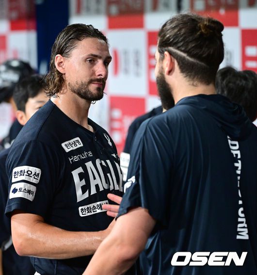 [OSEN=최규한 기자] 한화 라이언 와이스가 코디 폰세와 기쁨을 나누고 있다. 2025.07.06 / dreamer@osen.co.kr