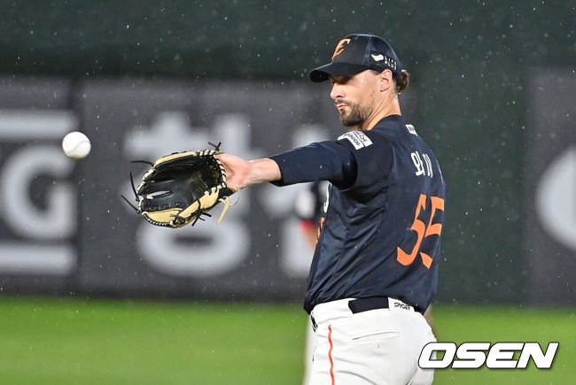 [OSEN=부산, 이석우 기자] 9일 부산 사직야구장에서 2025 신한 SOL 뱅크 KBO 리그 롯데 자이언츠와 한화 이글스의 경기가 열렸다. 홈팀 롯데는 박세웅이, 방문팀 한화는 와이스가 선발 출전했다.한화 이글스 선발 투수 와이스가 볼을 받고 있다. 2025.09.09 / foto0307@osen.co.kr