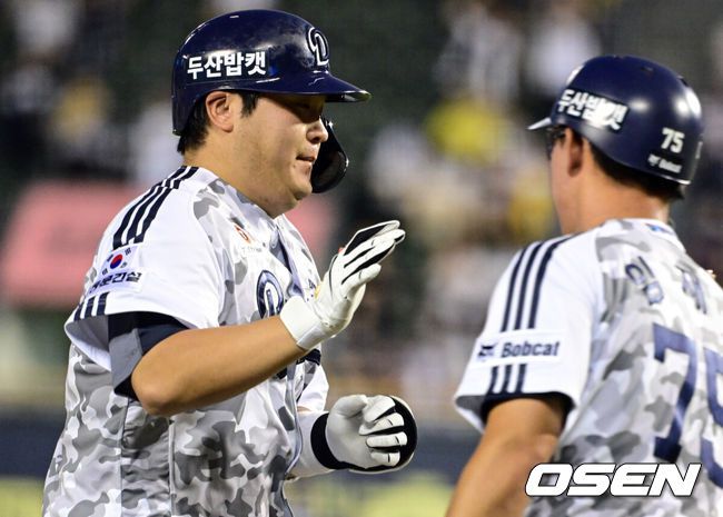 [OSEN=잠실, 조은정 기자]10일 오후 서울 잠실구장에서 ‘2025 신한 SOL Bank KBO리그’ 두산 베어스와 LG 트윈스의 경기가 열렸다.홈팀 두산은 콜어빈, 방문팀 LG는 손주영을 선발로 내세웠다.2회말 1사 2루 두산 김기연이 선제 좌중월 투런 홈런을 날리고 있다. 2025.09.10 /cej@osen.co.kr