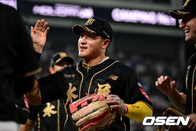 [OSEN=수원, 조은정 기자]9일 오후 수원 KT 위즈 파크에서 ‘2025 신한 SOL BANK KBO리그’ KT 위즈와 두산베어스의 경기가 열렸다. 이날 경기 KT는 소형준을, 두산은 곽빈을 선발투수로 내세웠다.KT 우익수 안현민이 6회초 2사 1,2루에서 두산 박준순 안타 때 케이브를 홈보살 시켰다. 이후 비디오 판독을 마친 뒤 더그아웃으로 향하며 기뻐하고 있다. 2025.09.09 /cej@osen.co.kr