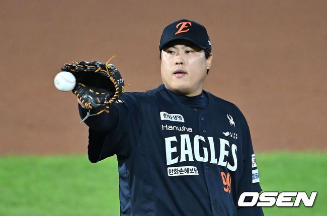 [OSEN=부산, 이석우 기자] 10일 부산 사직야구장에서 2025 신한 SOL 뱅크 KBO 리그 롯데 자이언츠와 한화 이글스의 경기가 열렸다. 홈팀 롯데는 감보아가, 방문팀 한화는 류현진이 선발 출전했다.한화 이글스 선발 투수 류현진이 볼을 받고 있다. 2025.09.10 / foto0307@osen.co.kr