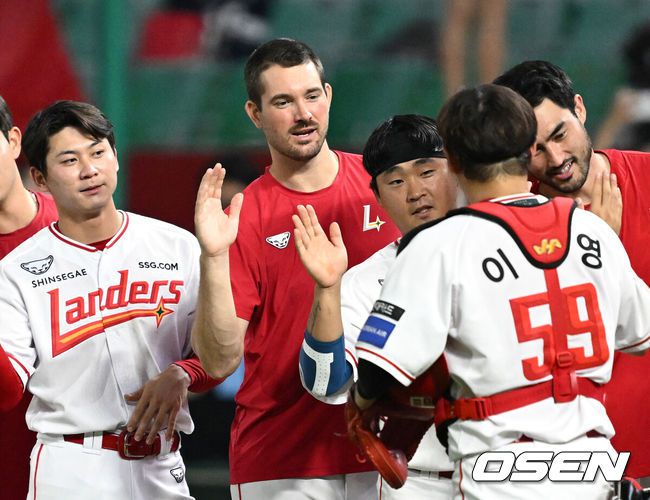 [OSEN=인천, 이대선 기자] SSG 랜더스는 31일 인천 SSG 랜더스필드에서 열린 2025 KBO리그 키움 히어로즈와의 경기에서 4-2로 승리했다.반면 7연패에 빠진 키움은 최하위에 머물렀다.경기 종료후 SSG 앤더슨이 동료들과 승리의 기쁨을 나누고 있다. 2025.07.31 /sunday@osen.co.kr