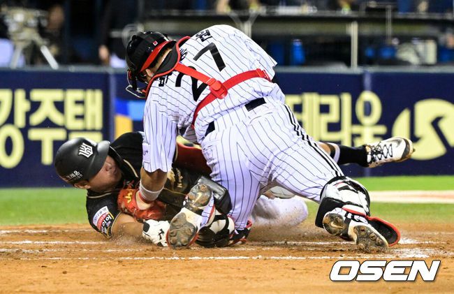 [OSEN=잠실, 조은정 기자]11일 오후 서울 잠실구장에서 ‘2025 신한 SOL Bank KBO리그’ LG 트윈스와 KT 위즈의 경기가 열렸다.홈팀 LG는 치리노스, 방문팀 KT는 헤이수스를 선발로 내세웠다.7회초 무사 1,3루에서 KT 황재균이 강현우의 희생번트 야수선택 출루 때 득점을 올리고 있다. LG의 비디오판독 요청이 있었으나 원심 유지.  2025.09.11 /cej@osen.co.kr