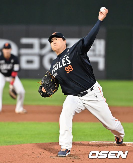 [OSEN=부산, 이석우 기자] 10일 부산 사직야구장에서 2025 신한 SOL 뱅크 KBO 리그 롯데 자이언츠와 한화 이글스의 경기가 열렸다. 홈팀 롯데는 감보아가, 방문팀 한화는 류현진이 선발 출전했다.한화 이글스 선발 투수 류현진이 역투하고 있다. 2025.09.10 / foto0307@osen.co.kr