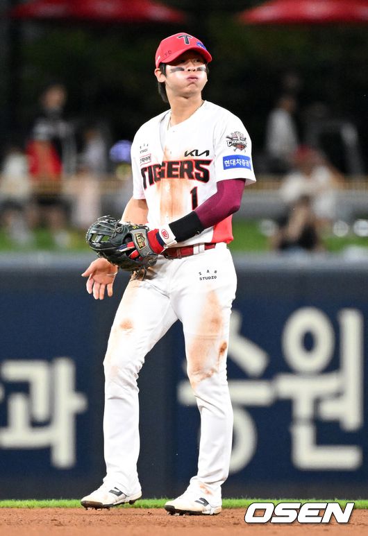 [OSEN=광주, 이대선 기자] 10일 오후 광주-기아 챔피언스필드에서 2025 신한 SOL Bank KBO리그 KIA 타이거즈와 삼성 라이온즈의 경기가 열렸다.KIA는 네일, 삼성은 가라비토를 선발 투수로 내세웠다.5회초 무사에서 KIA 박찬호가 삼성 이재현 타구에 몸을 날렸으나 안타를 허용하고 아쉬워하고 있다. 2025.09.10 /sunday@osen.co.kr