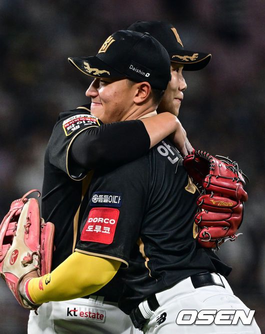 [OSEN=수원, 조은정 기자]9일 오후 수원 KT 위즈 파크에서 ‘2025 신한 SOL BANK KBO리그’ KT 위즈와 두산베어스의 경기가 열렸다. 이날 경기 KT는 소형준을, 두산은 곽빈을 선발투수로 내세웠다.KT 우익수 안현민이 6회초 2사 1,2루에서 두산 박준순 안타 때 케이브의 홈보살 시킨 뒤 비디오 판독 결과에 소형준과 함께 기뻐하고 있다. 2025.09.09 /cej@osen.co.kr
