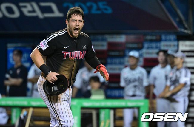 [OSEN=잠실, 조은정 기자]10일 오후 서울 잠실구장에서 ‘2025 신한 SOL Bank KBO리그’ 두산 베어스와 LG 트윈스의 경기가 열렸다.홈팀 두산은 콜어빈, 방문팀 LG는 손주영을 선발로 내세웠다.5회초 1사 만루에서 LG 오스틴이 두산 박신지의 폭투를 틈타 득점에 성공한 뒤 포효하고 있다. 2025.09.10 /cej@osen.co.kr