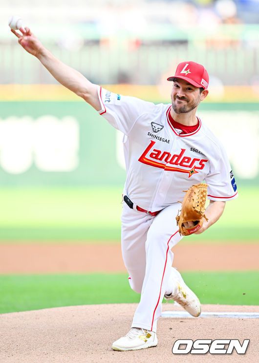 [OSEN=인천, 민경훈 기자] 6일 오후 인천 SSG 랜더스 필드에서 ‘2025 신한 SOL BANK KBO리그’ SSG 랜더스와 삼성 라이온즈의 경기가 열렸다.이날 SSG은 앤더슨을, 삼성은 이승현을 선발투수로 내세웠다.SSG 선발 앤더슨이 마운드 위에서 힘차게 공을 뿌리고 있다. 2025.08.06 / rumi@osen.co.kr