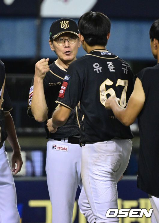 [OSEN=잠실, 조은정 기자]KT가 1위 LG의 80승 선착을 저지하고 4위 자리를 지켰다.프로야구 KT 위즈는 11일 서울 잠실구장에서 열린 2025 신한 SOL뱅크 KBO리그 LG 트윈스와의 시즌 13차전에서 6-4 역전승을 거뒀다.KT 이강철 감독이 유준규와 승리를 기뻐하고 있다. 2025.09.11 /cej@osen.co.kr