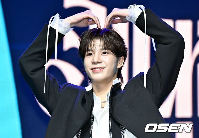 [OSEN=조은정 기자]가수 정동원의 두 번째 정규 앨범 '키다리의 선물' 발매 기념 쇼케이스가 13일 오후 서울 용산구 이촌동 노들섬 라이브하우스에서 열렸다.정동원의 새 정규 앨범 '키다리의 선물'은오늘(13일) 오후 6시 각종 음원 사이트를 통해 발매된다. 이는 지난 2021년 11월 발매된 '그리움, 아낌없이 주는 나무' 이후 약 3년 만의 정규앨범이다. '그리움, 아낌없이 주는 나무'가 음악을 시작할 수 있도록 해준 할아버지에 대한 감사와 그리움을 담았다면, 이번 앨범은 팬들에게 전하는 특별한 메시지를 담고 있다.정동원이 포즈를 취하고 있다. 2024.03.13 /cej@osen.co.kr