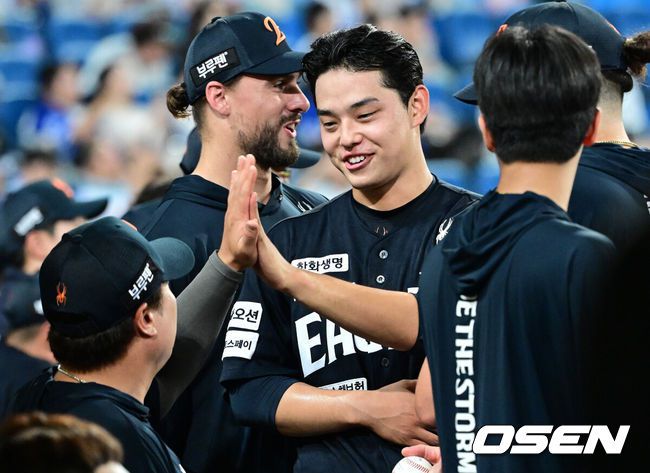 [OSEN=대구, 최규한 기자] 6일 대구삼성라이온즈파크에서 ‘2025 신한 SOL Bank KBO리그’ 삼성 라이온즈와 한화 이글스의 경기가 열렸다.홈팀 삼성은 이승현, 방문팀 한화는 문동주를 선발로 내세웠다.7회말 1사 1루 상황 한화 선발 문동주가 마운드를 내려와 류현진을 비롯한 동료들과 인사를 나누고 있다. 2025.09.06 / dreamer@osen.co.kr