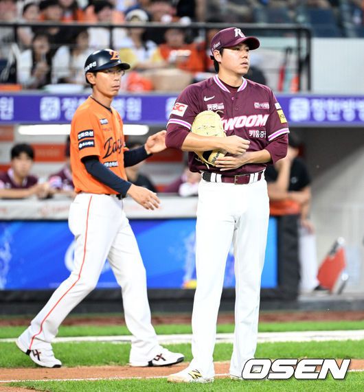 [OSEN=대전, 이대선 기자] 13일 오후 대전 한화생명볼파크에서 2025 신한 SOL Bank KBO리그 한화 이글스와 키움 히어로즈의 경기가 열렸다.한화는 폰세, 키움은 하영민을 선발 투수로 내세웠다.4회말 무사 1,2루에서 키움 하영민이 한화 김태연 헤드샷으로 퇴장되고 있다. 2025.09.13 /sunday@osen.co.kr