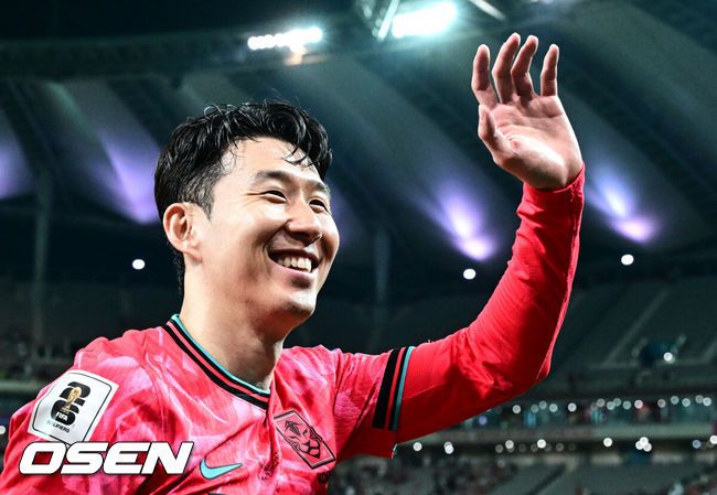 [OSEN=상암, 조은정 기자]대한민국 대표팀이 무려 15년 만에 패배 없이 최종예선을 마무리했다.홍명보 감독이 이끄는 대한민국축구 국가대표팀은 10일 서울월드컵경기장에서 열린2026 국제축구연맹(FIFA) 북중미 월드컵 아시아지역 최종예선 3차 예선 B조 10차전에서 쿠웨이트와 맞붙어 4-0으로 대승했다.대표팀 손흥민이 관중을 향해 인사를 하고 있다. 2025.06.10 /cej@osen.co.kr