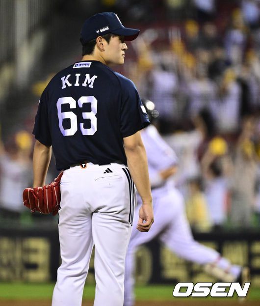 [OSEN=잠실, 조은정 기자]6일 오후 서울 잠실구장에서 ‘2025 신한 SOL Bank KBO리그’ LG 트윈스와 두산 베어스의 경기가 열렸다.LG는 최채흥, 두산은 콜어빈을 선발로 내세웠다.9회말 두산 김택연이 LG 선두타자 김현수에게 솔로포를 허용한 뒤 아쉬워하고 있다. 2025.08.06 /cej@osen.co.kr