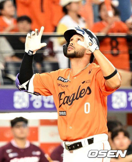 [OSEN=대전, 이대선 기자] 13일 오후 대전 한화생명볼파크에서 2025 신한 SOL Bank KBO리그 한화 이글스와 키움 히어로즈의 경기가 열렸다.한화는 폰세, 키움은 하영민을 선발 투수로 내세웠다.5회말 무사 만루에서 한화 리베라토가 우중월 만루 홈런을 치고 환호하고 있다. 2025.09.13 /sunday@osen.co.kr