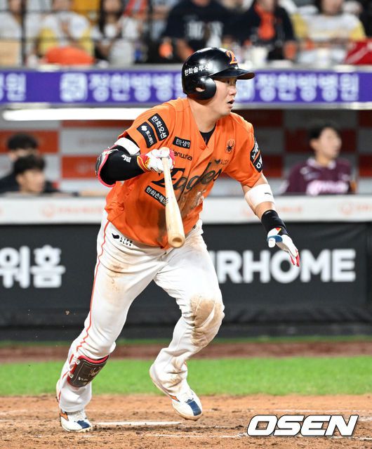 [OSEN=대전, 이대선 기자] 13일 오후 대전 한화생명볼파크에서 2025 신한 SOL Bank KBO리그 한화 이글스와 키움 히어로즈의 경기가 열렸다.한화는 폰세, 키움은 하영민을 선발 투수로 내세웠다.5회말 2사 1,3루에서 한화 하주석이 우중간 적시 2루타를 치고 있다. 2025.09.13 /sunday@osen.co.kr