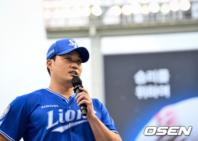 [OSEN=잠실, 조은정 기자]28일 오후 서울 잠실구장에서 ‘2025 신한 SOL Bank KBO리그’ 두산 베어스와 삼성 라이온즈의 경기에 앞서 삼성 투수 오승환의 은퇴투어 기념 행사가 열렸다.오승환은 지난 6일 은퇴를 선언했다. 21년 프로생활의 마침표를 찍는 오승환의 유니폼 배번21은 22(이만수) 10(양준혁) 36(이승엽)에 이어 구단 사상 4번째 영구결번으로 지정될 예정이다.삼성 오승환이 소감을 전하고 있다. 2025.08.28 /cej@osen.co.kr