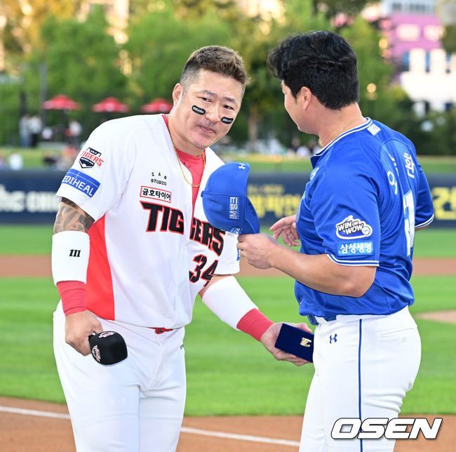[OSEN=광주, 이대선 기자] 10일 오후 광주-기아 챔피언스필드에서 2025 신한 SOL Bank KBO리그 KIA 타이거즈와 삼성 라이온즈의 경기가 열렸다.KIA는 네일, 삼성은 가라비토를 선발 투수로 내세웠다.경기에 앞서 삼성 오승환의 은퇴투어 행사가 열렸다.KIA 최형우와 오승환이 인사를 나누고 있다. 2025.09.10 /sunday@osen.co.kr