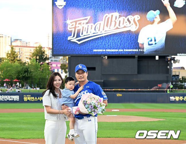 [OSEN=광주, 이대선 기자] 10일 오후 광주-기아 챔피언스필드에서 2025 신한 SOL Bank KBO리그 KIA 타이거즈와 삼성 라이온즈의 경기가 열렸다.KIA는 네일, 삼성은 가라비토를 선발 투수로 내세웠다.경기에 앞서 삼성 오승환의 은퇴투어 행사가 열렸다.삼성 오승환이 가족과 기념촬영을 하고 있다. 2025.09.10 /sunday@osen.co.kr