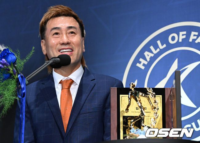 [OSEN=조은정 기자]제2회 K리그 명예의전당 헌액식이 16일 서울 종로구 아산정책연구원에서 진행됐다.이번 제2회 K리그 명예의전당 헌액자로는 선수 부문에김주성,김병지, 고(故)유상철,데얀이 선정됐다. 지도자 부문에김호전 수원 삼성 감독, 공헌자 부문에정몽준대한축구협회 명예회장이 이름을 올렸다.선수 부문에 헌액된 전 축구선수 김병지가 소감을 말하고 있다. 2025.09.16 /cej@osen.co.kr