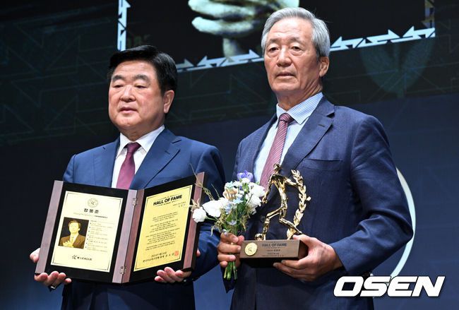 [OSEN=조은정 기자]제2회 K리그 명예의전당 헌액식이 16일 서울 종로구 아산정책연구원에서 진행됐다.이번 제2회 K리그 명예의전당 헌액자로는 선수 부문에김주성,김병지, 고(故)유상철,데얀이 선정됐다. 지도자 부문에김호전 수원 삼성 감독, 공헌자 부문에정몽준대한축구협회 명예회장이 이름을 올렸다.공헌자 부문에 헌액된정몽준대한축구협회 명예회장(오른쪽)이 권오갑 총재와 포즈를 취하고 있다. 2025.09.16 /cej@osen.co.kr