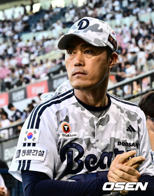 [OSEN=잠실, 조은정 기자]10일 오후 서울 잠실구장에서 ‘2025 신한 SOL Bank KBO리그’ 두산 베어스와 LG 트윈스의 경기가 열렸다.홈팀 두산은 콜어빈, 방문팀 LG는 손주영을 선발로 내세웠다.두산 조성환 감독대행이 사전행사에 참석하고 있다. 2025.09.10 /cej@osen.co.kr