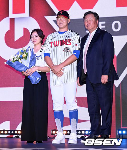 [OSEN=이대선 기자] 17일 오후 7일 오후 서울 롯데호텔 월드에서 ‘2026 KBO 신인 드래프트’가 열렸다.이번 드래프트는 전면 드래프트 방식으로 총 11라운드에 걸쳐 진행된다. 대상자는 총 1천261명으로, 고등학교 졸업 예정자 930명, 대학교 졸업 예정자 216명, 얼리 드래프트 신청자 51명, 해외 아마추어·프로 출신 선수 19명이다. 이 중 최대 110명이 KBO 10개 구단의 부름을 받게 된다.LG에 지명된 경기항공고 양우진이 기념촬영을 하고 있다. 2025.09.17 /sunday@osen.co.kr